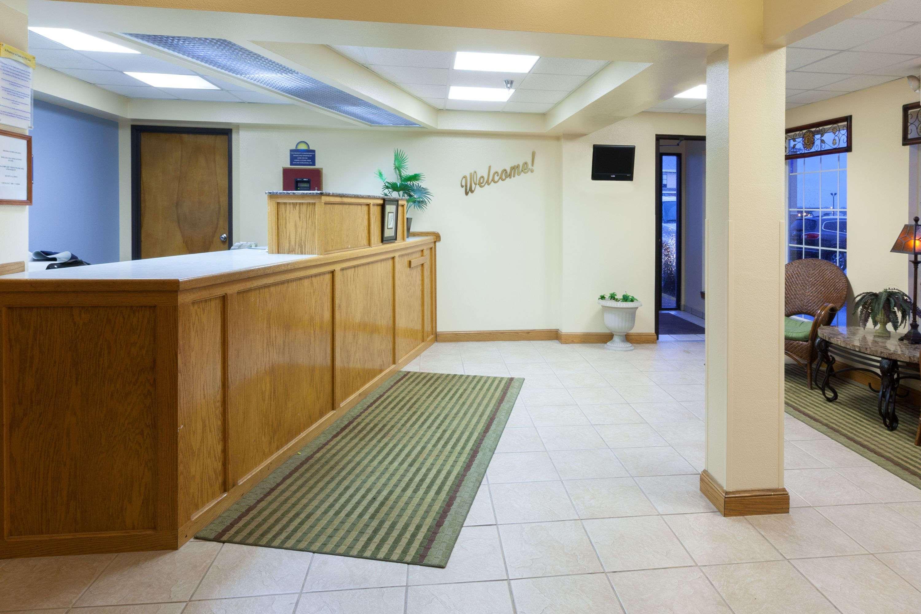 Days Inn By Wyndham Шоні Екстер'єр фото