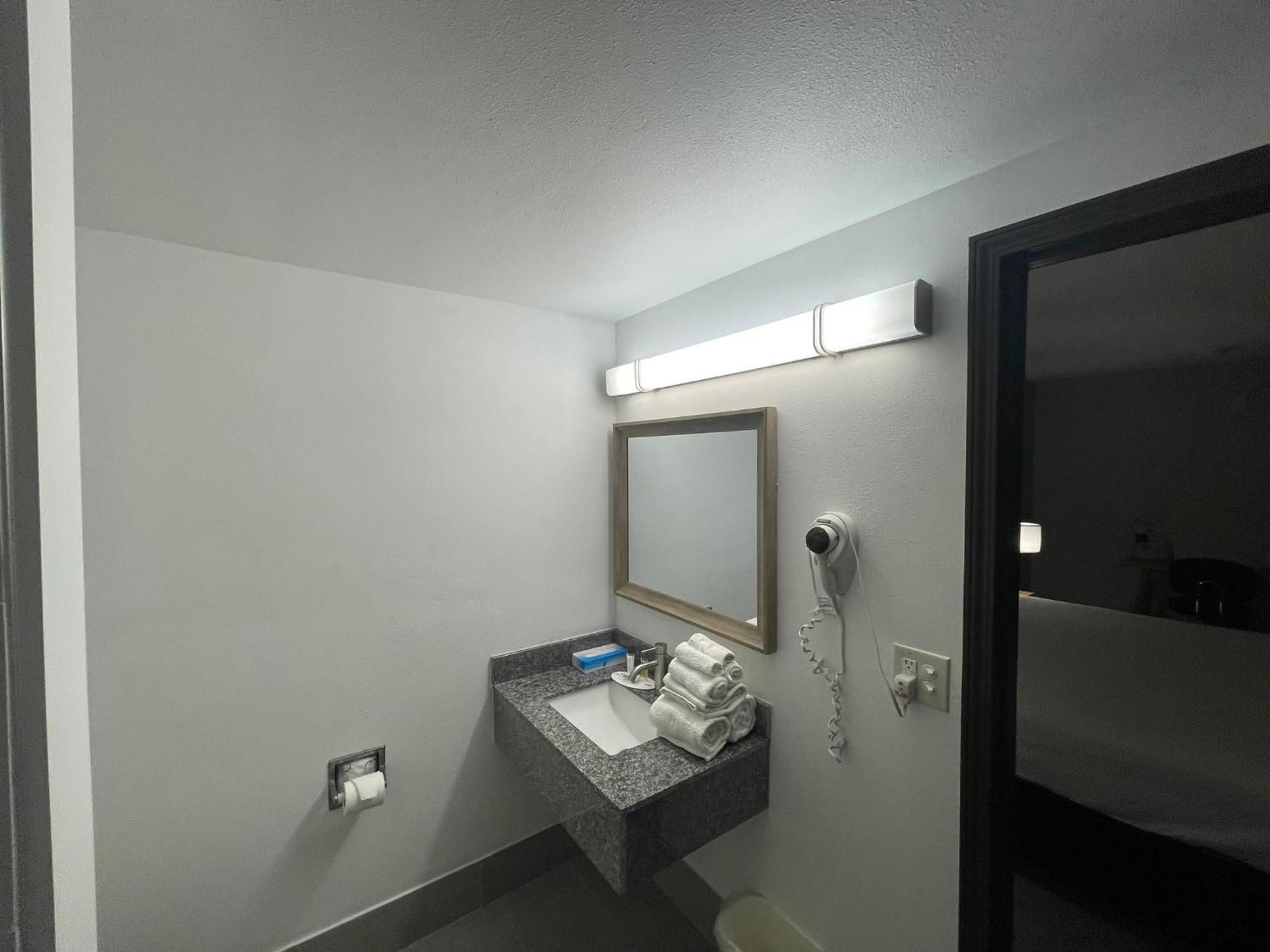 Days Inn By Wyndham Шоні Екстер'єр фото