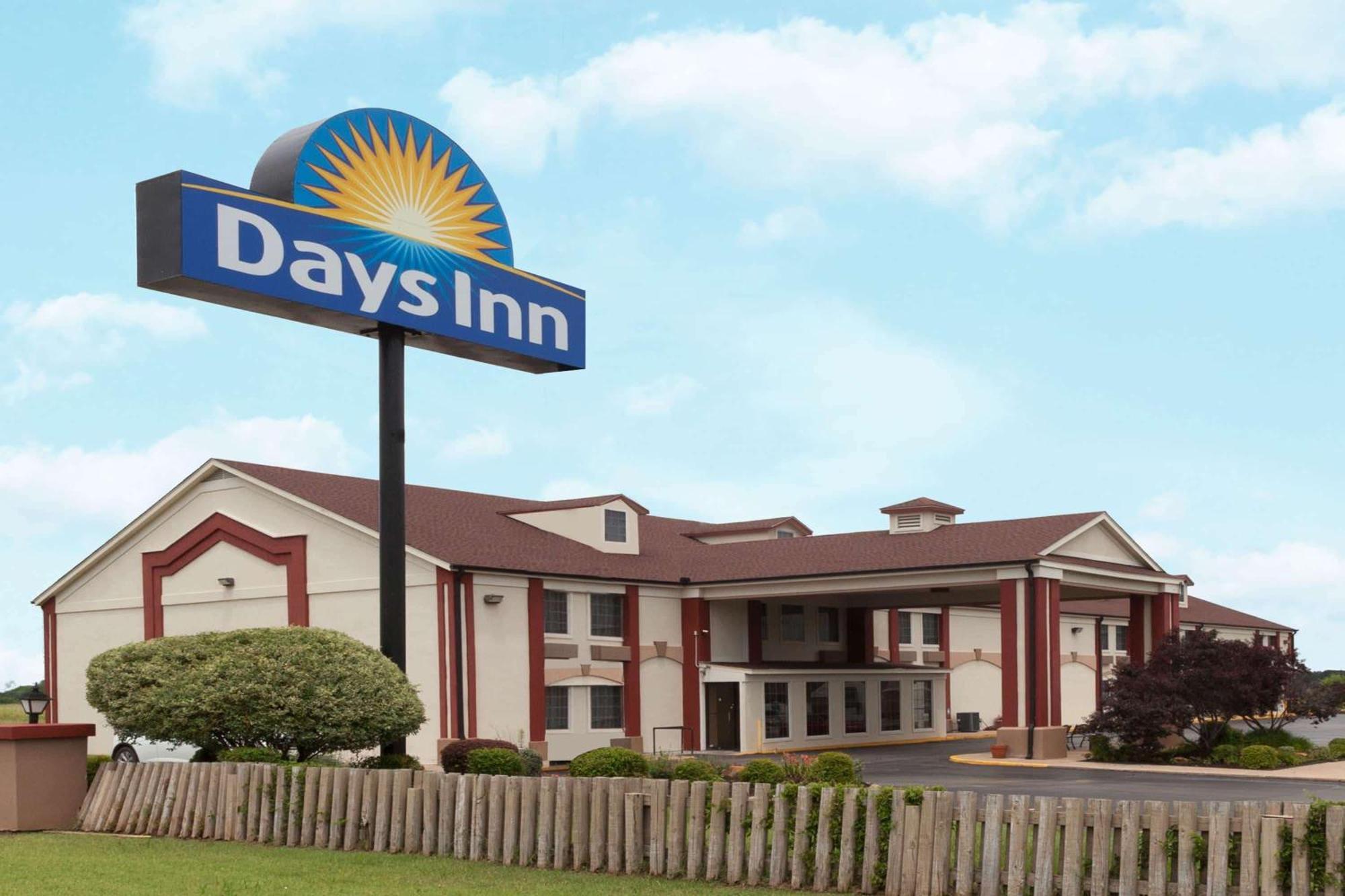 Days Inn By Wyndham Шоні Екстер'єр фото